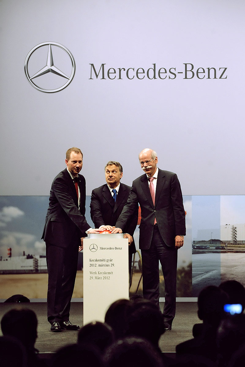 Frank Klein, a Mercedes-Benz Manufacturing Hungary ügyvezető igazgatója, Orbán Viktor miniszterelnök és Dieter Zetsche, a Daimler AG vezérigazgatója, a Mercedes-Benz Cars üzletág-vezetője megnyomja kecskeméti Mercedes-gyár átadását jelképező gombot a