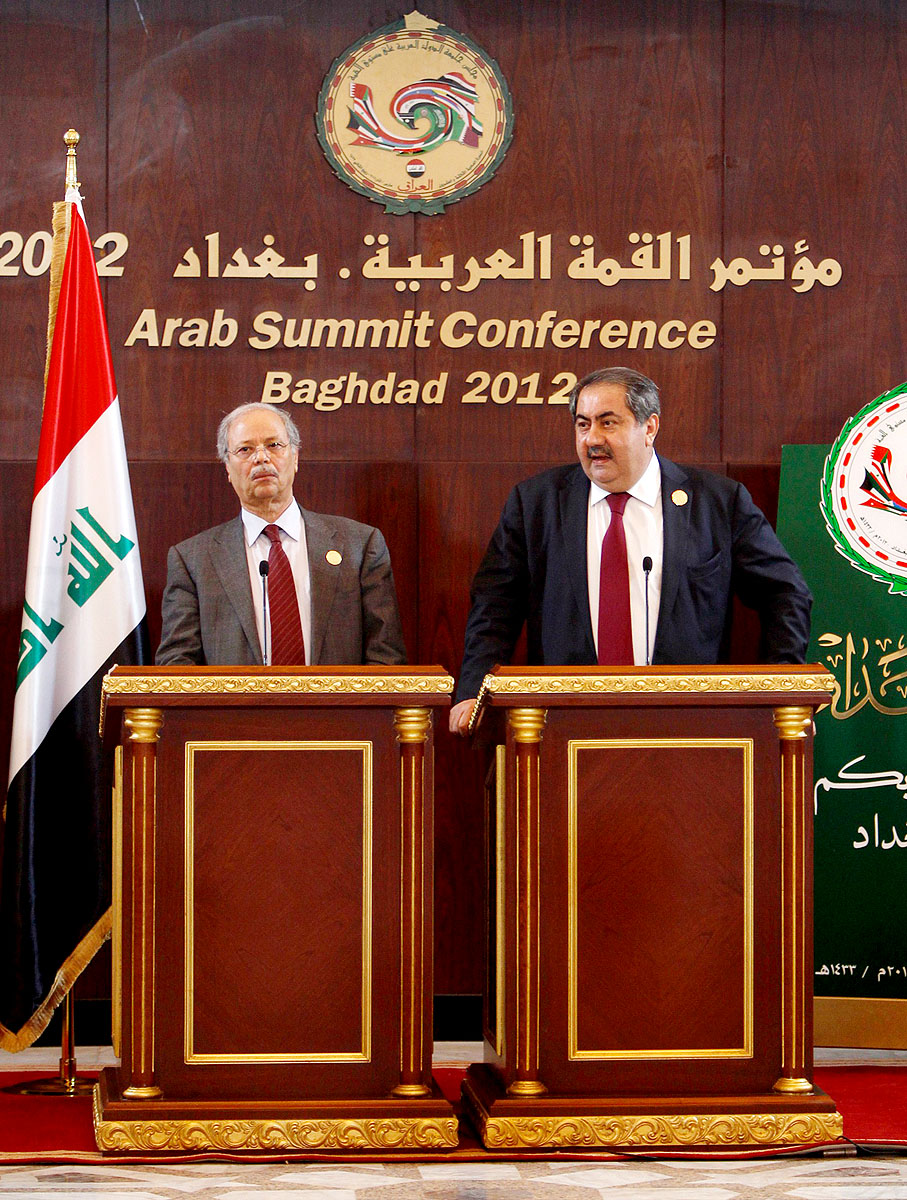 Hoshiyar Zebari iraki külügyminiszter (jobbra) beszél a bagdadi arab csúcson