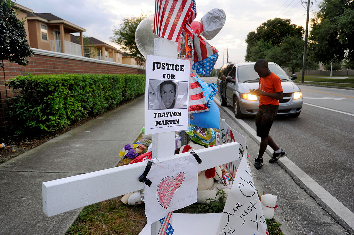 A 12 éves Jaquez Forest fényképezi Trayvon Martin emlékhelyét a floridai Sanfordban