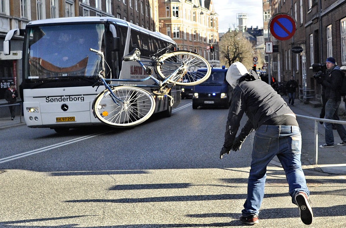 Nemcsak utcakövekkel, hanem biciklivel is megdobálták a szélsőjobboldali tüntetőket