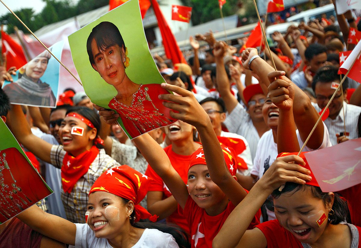 NLD-hívek Szú Kji portréjával Rangunban. Három év múlva már elnök lehet