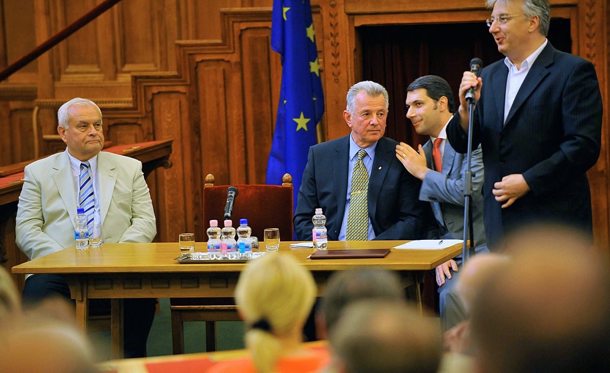 A Fidesz-KDNP frakciószövetség rendkívűli frakcióülésen hallgatja meg Schmitt Pál államfő-jelöltet 2010 nyarán