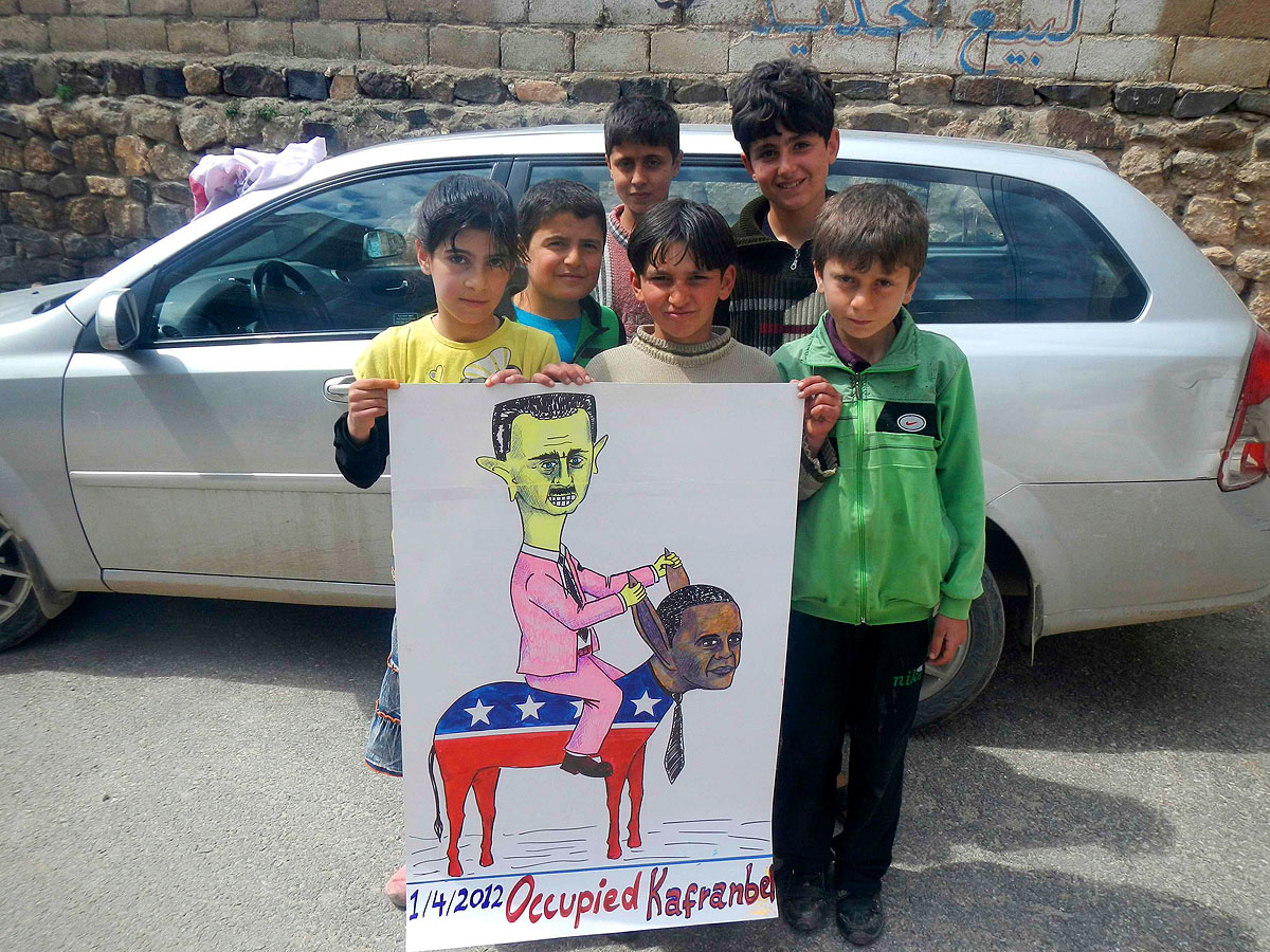 Gyerekek egy Aszad-ellenes tüntetésen a szíriai Idlibhez közeli Kafranbelben. A kormány csak „játszik”?