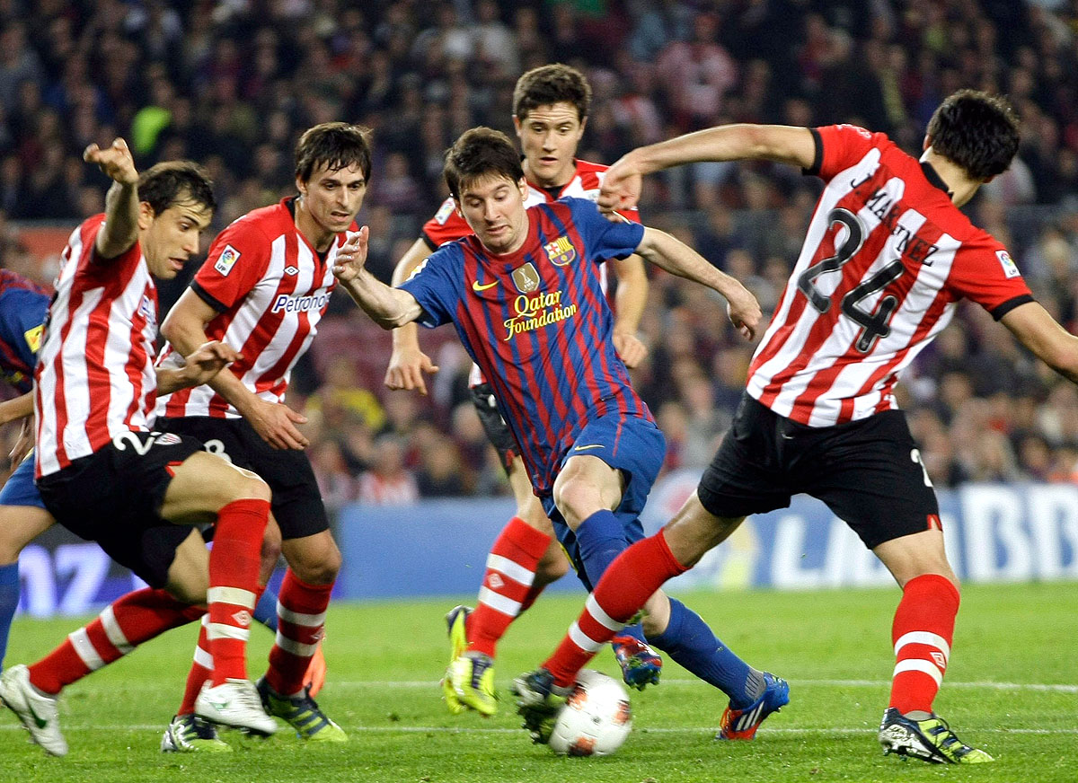 Baszkok közt. Messi a Bilbao-játékosok gyűrűjében