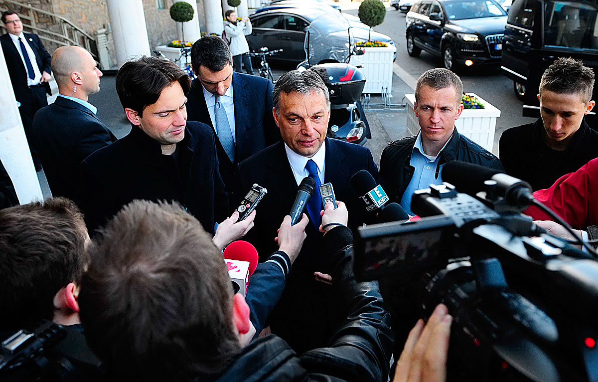 Orbán Viktor nyilatkozik a frakcióülés előtt