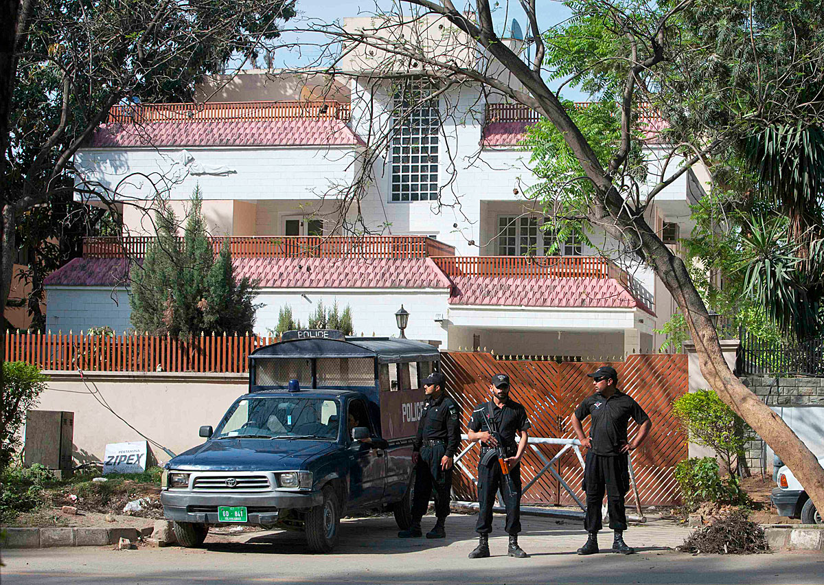 Kommandósok őrzik a házat, ahol állítólag fogva tartják bin Laden özvegyeit