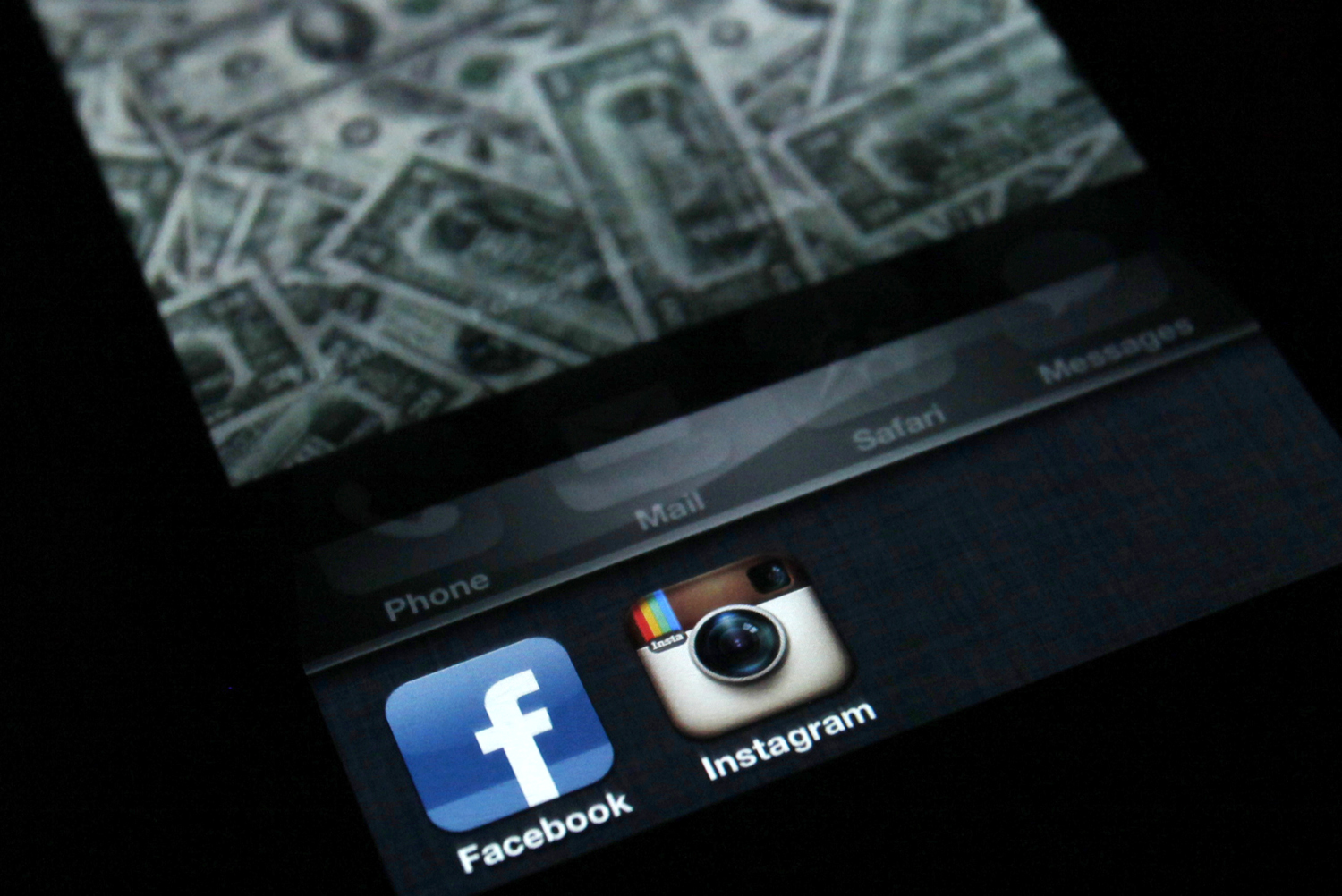 A Facebook és az Instagram alkalmazása egy iPhone képernyőjén