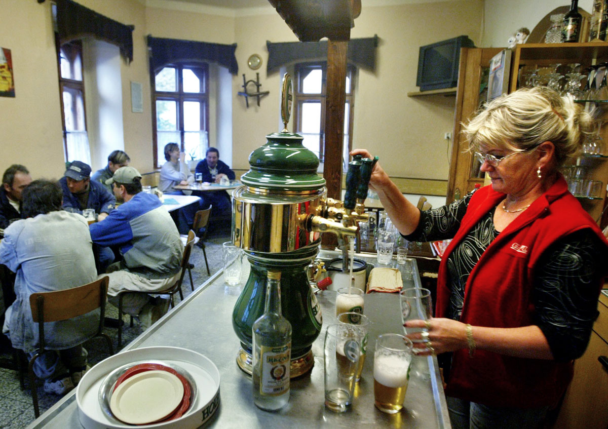 Sört csapoló nő egy cseh bárban. Jön a misesör?