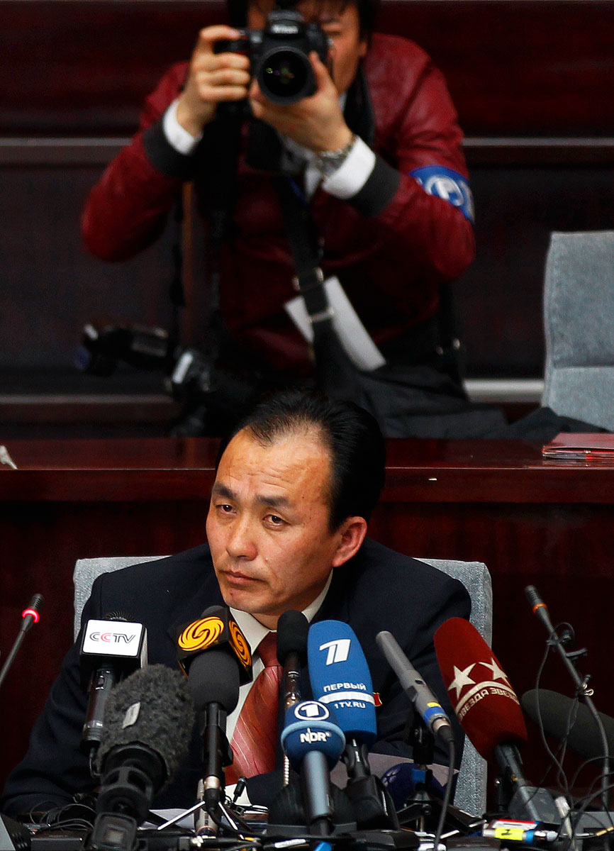 Rju Kum-csol sajtótájékoztatója Phenjanban. Békés ajándék vagy nukleáris fenyegetés?