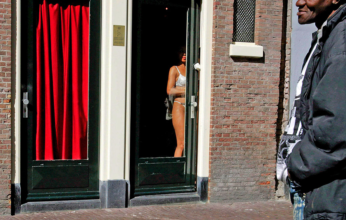Prostituált az amszterdami szexnegyedben. Nem ilyen munkát keresett