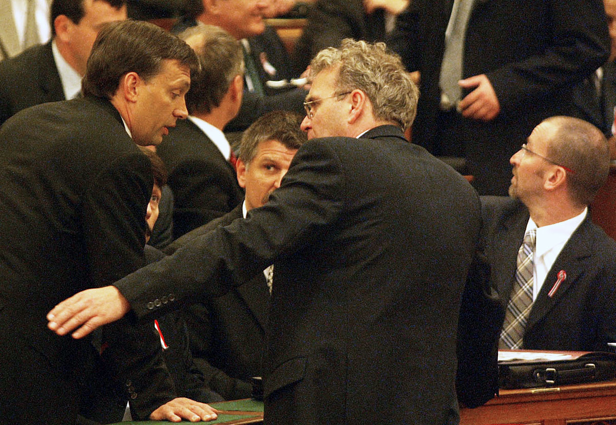Orbán Viktor a három 'alkotmányozó', vagyis Áder János, Kövér László és Szájer József, valamint Pokorni Zoltán társaságában a 2002-es parlament alakulóülésén