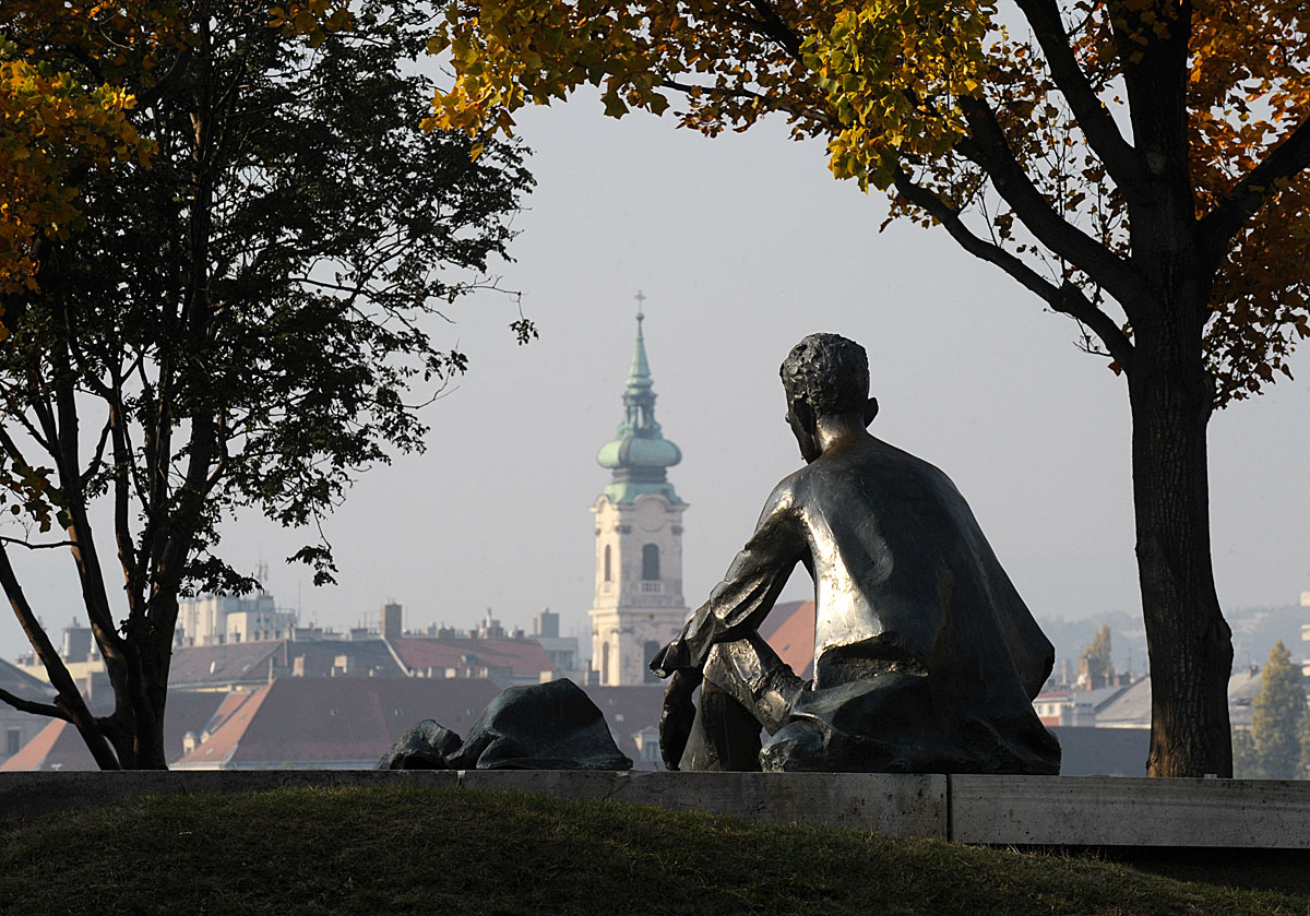 József Attila szobor, Kossuth tér