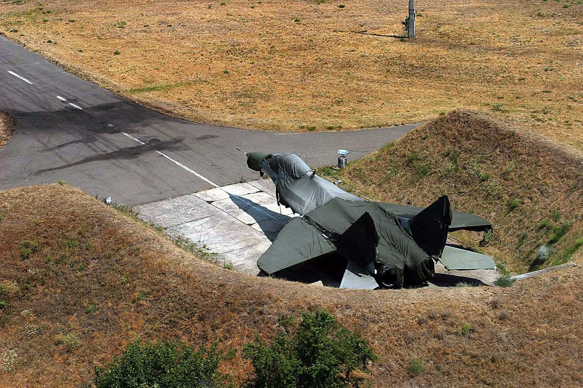 Egy leponyvázott MiG várja sorsát Kecskeméten