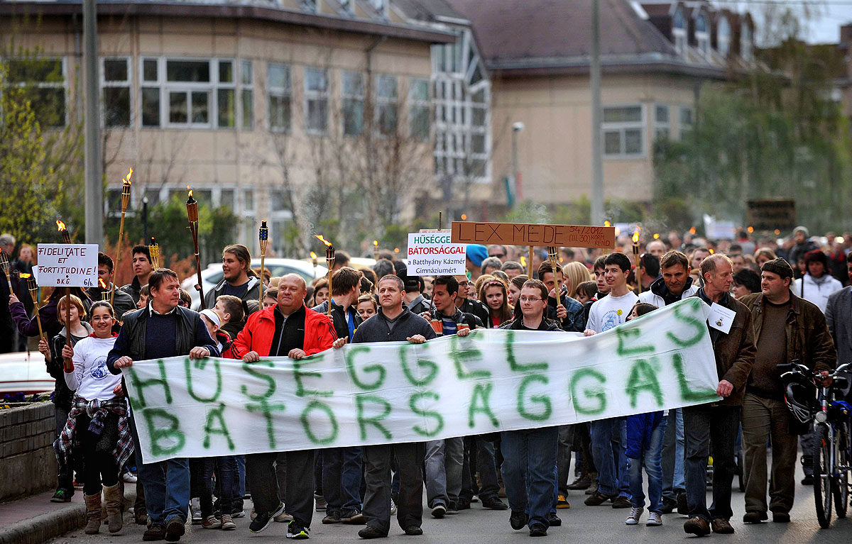 Tanárok, szülők és diákok tüntettek tegnap Szigetszentmiklóson azért, hogy az általuk elsöprő többséggel támogatott igazgatóhelyettes legyen a Batthyány Kázmér Gimnázium igazgatója a „Fidesz emberével” szemben