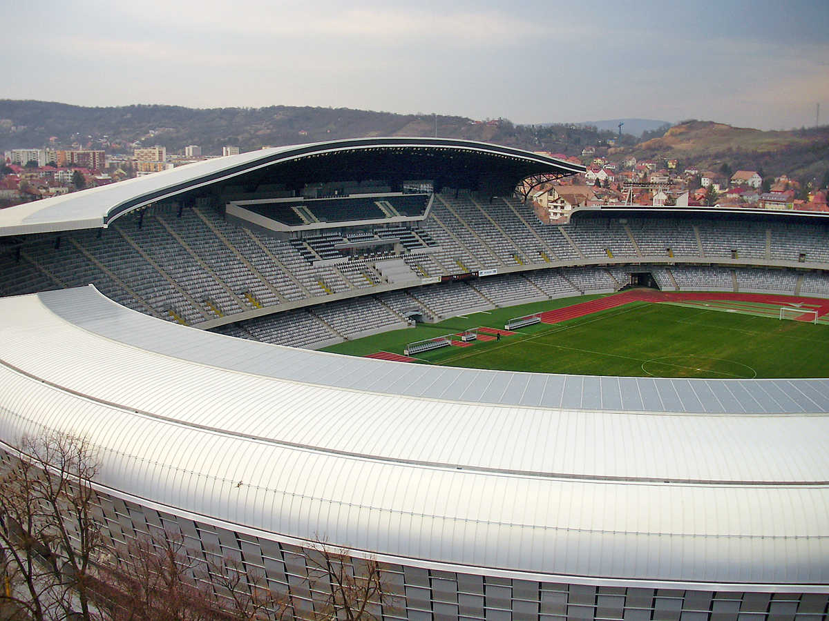 A stadion a lekerekített diszkoszformát követi, de levegős változatban