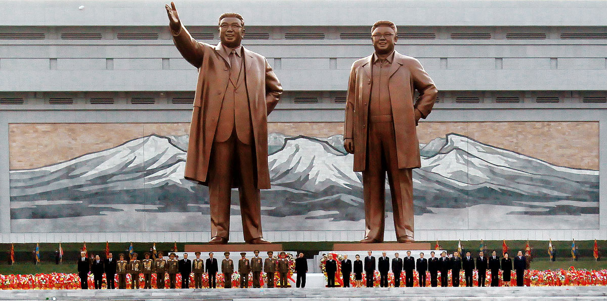 Kim Dzsong Un (középen) vezetésével leplezték le pénteken nagyapja, Kim Ir Szen és apja, Kim Dzsong Il phenjani bronzszobrát