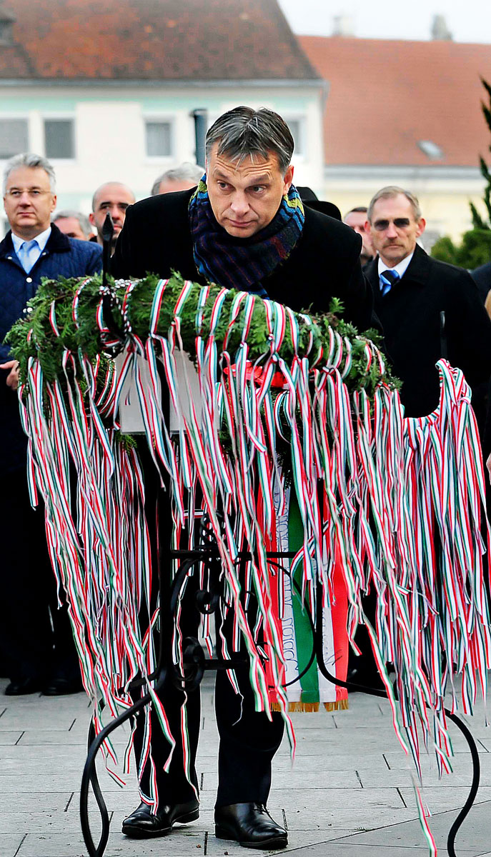 A kormányfő a soproni Hűségkútnál 2011. december 11-én
