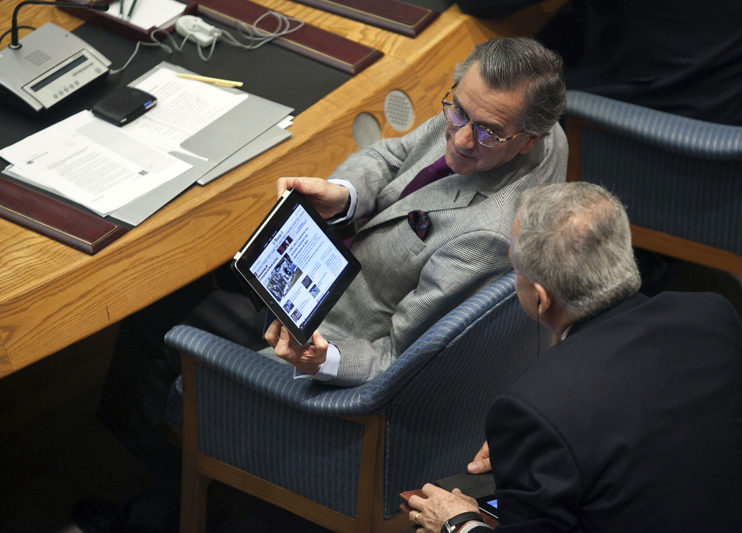 A kolumbiai nagykövet a Le Monde szíriai híreit mutatja kollégájának iPadjén az ENSZ Biztonsági Tanácsának körasztalánál