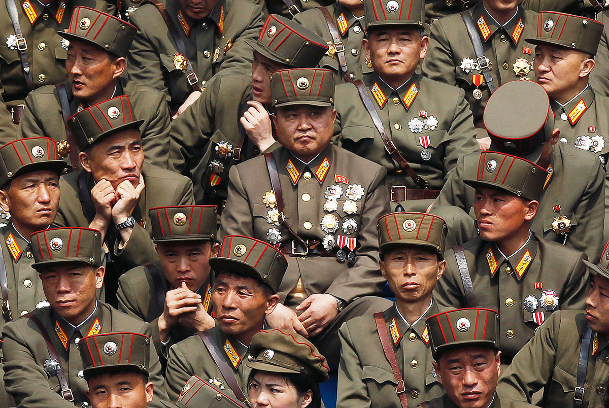 Észak-koreai katonák várják a parádét