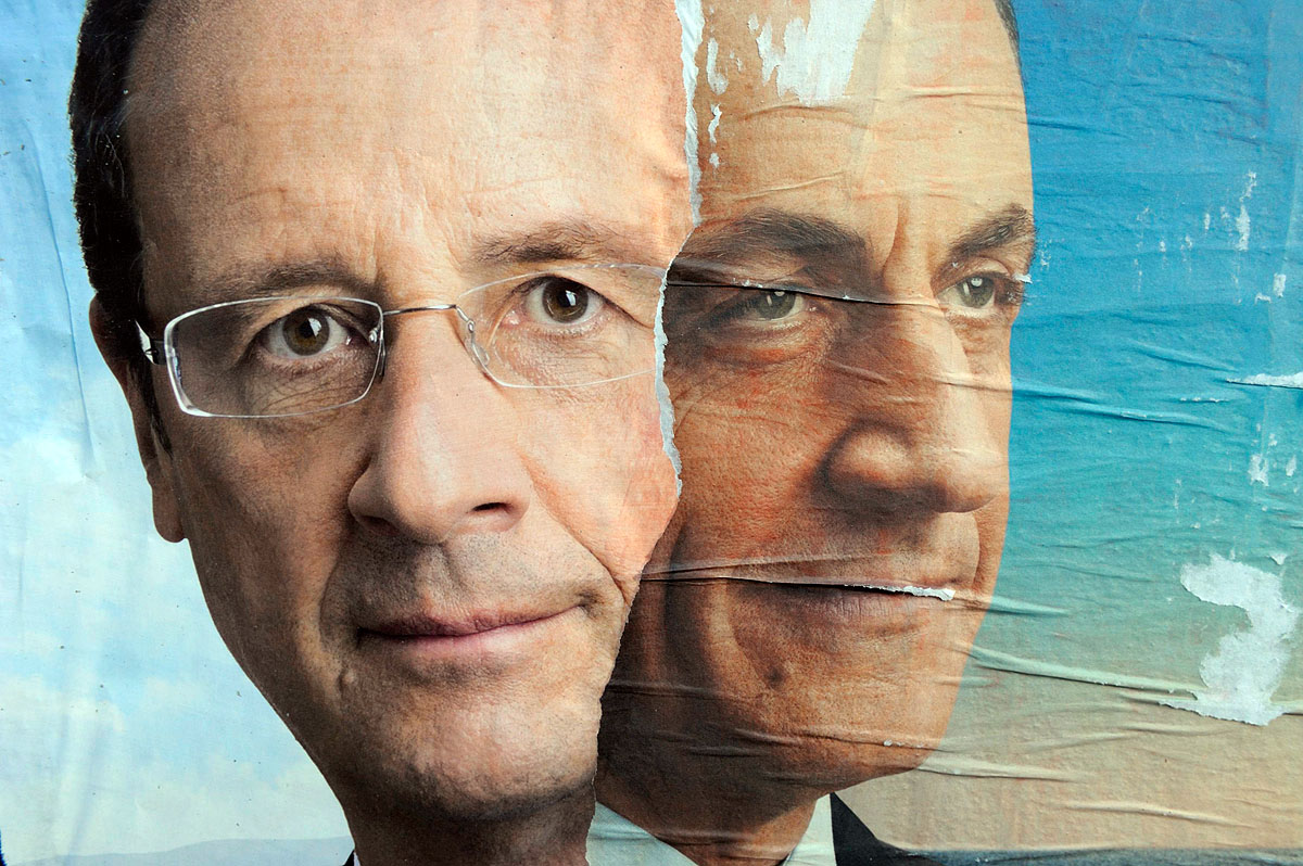 Hollande és Sarkozy választási plakátja egy párizsi falon