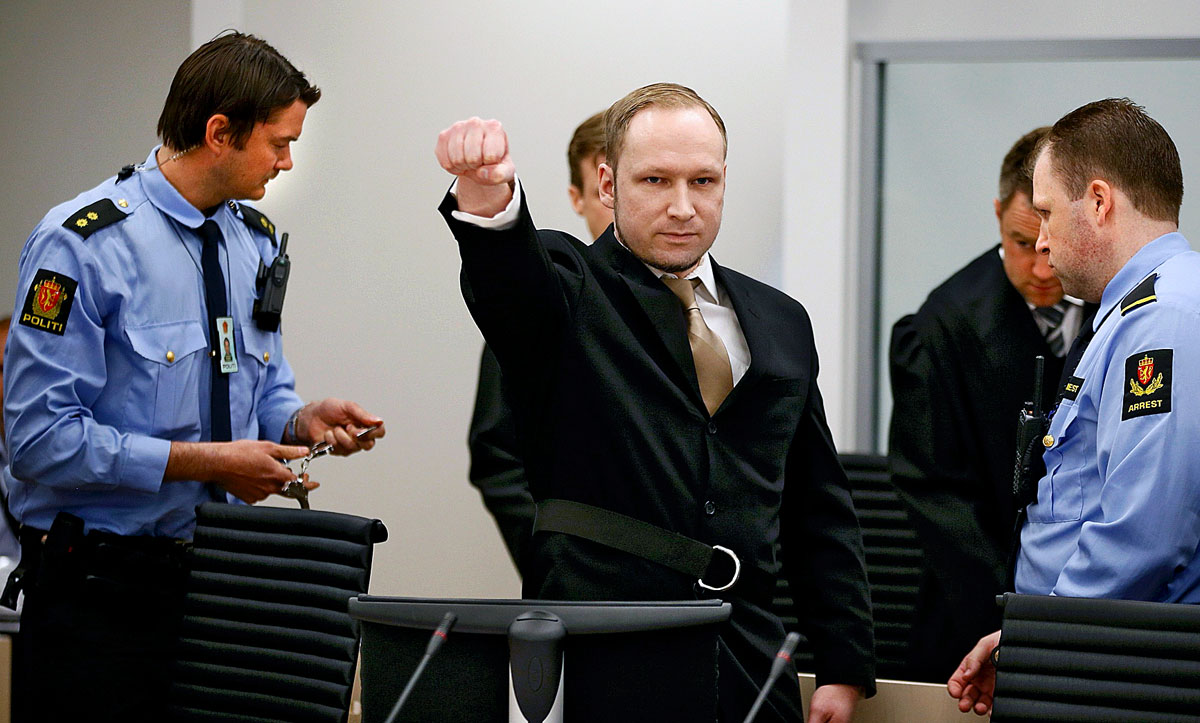 Anders Behring Breivik karlendítéssel üdvözli az oslói tárgyalásra érkezőket. Semmit sem bánt meg