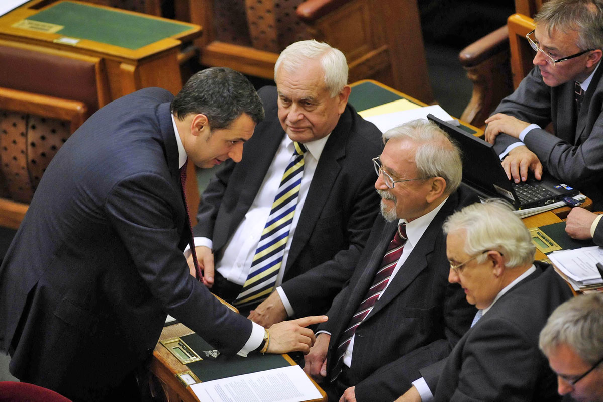 A Fidesz frakcióvezetője KDNP-s képviselőkkel. A koalíción belül most a kisebbség győzött