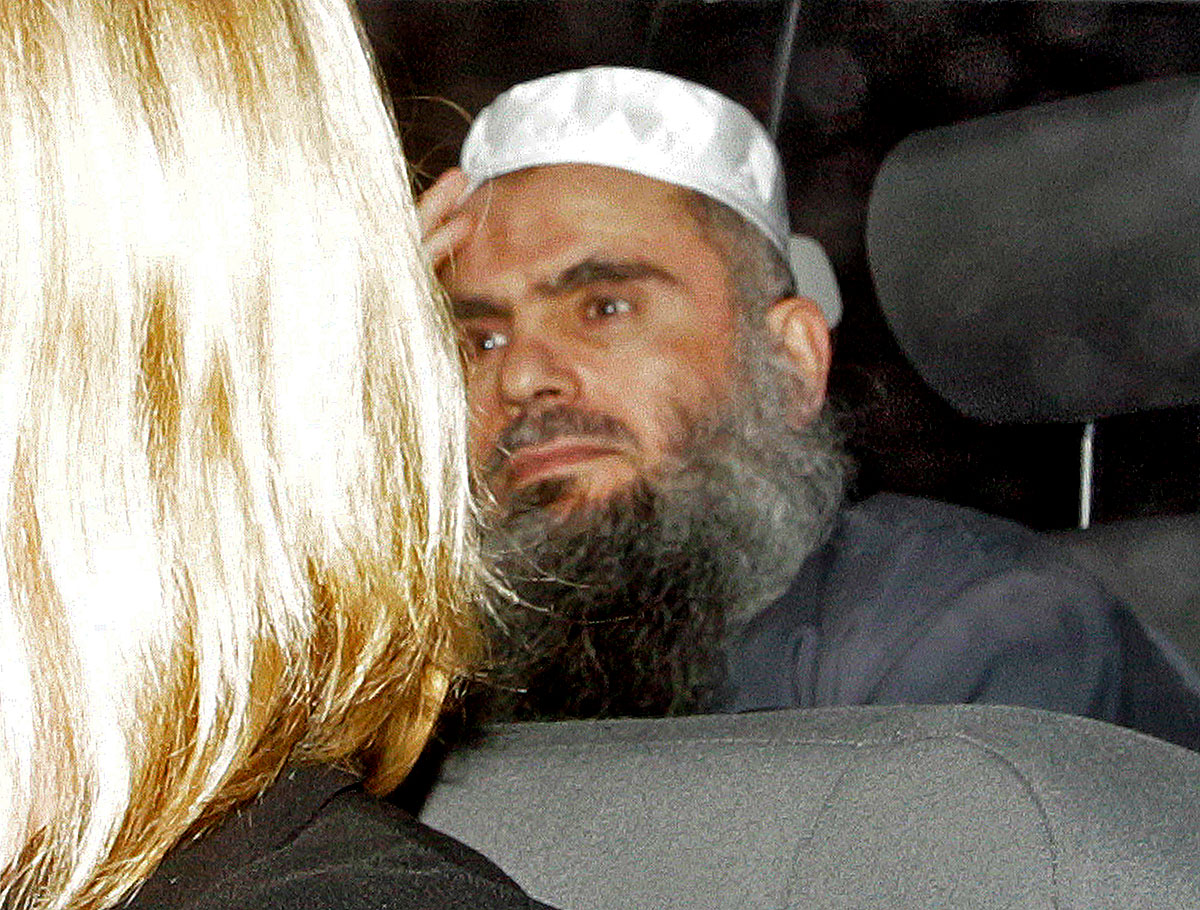 Abu Katada a Long Lartin börtön előtt South Littletonban februárban. Kiadják, ha nem kínozzák meg