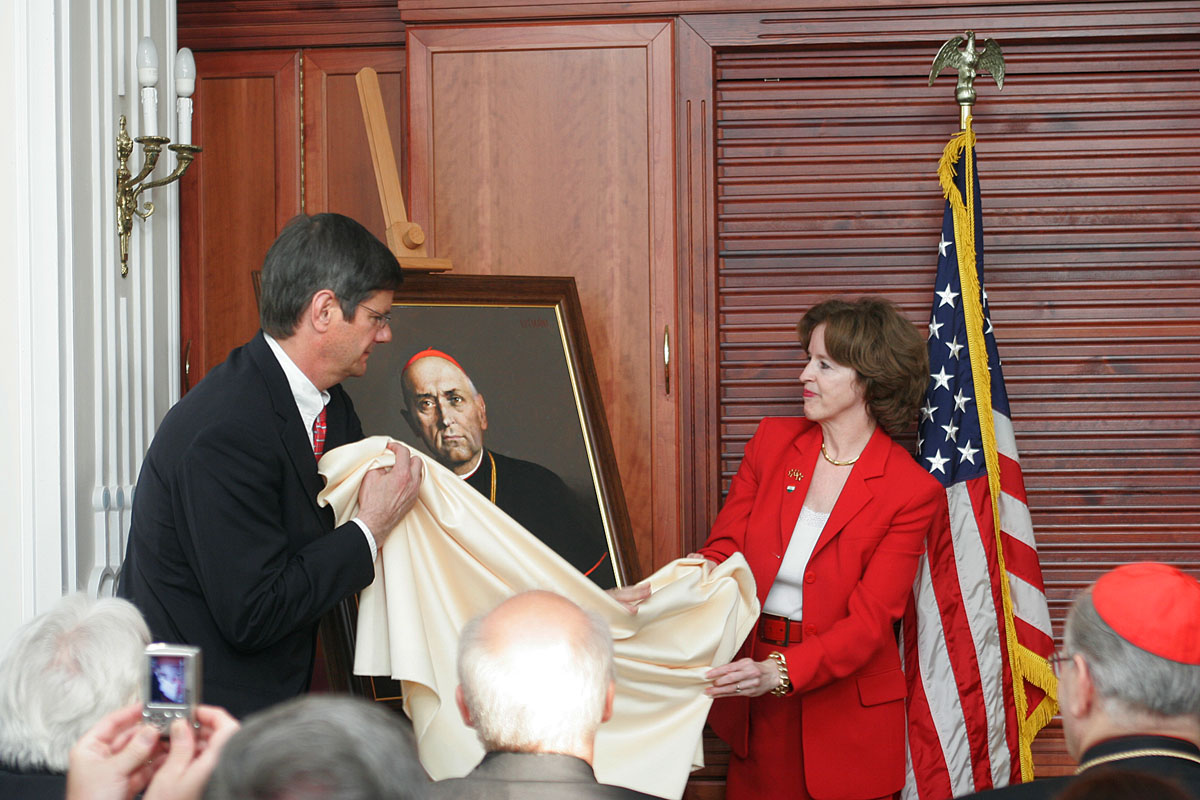 Erdő Péter bíboros 2006 októberében az amerikai nagykövetségnek adományozta Mindszenty portréját. Gyémánt László festményét a diplomáciai testület akkori vezetője, April H. Foley asszony vette át