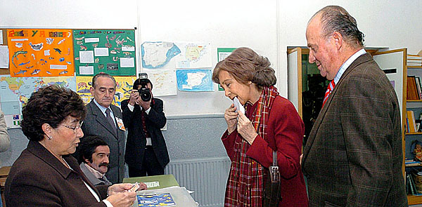 I. János Károly spanyol király és Zsófia királyné voksol 2005-ben. Lemondás helyett bocsánatkéréssel engesztelne