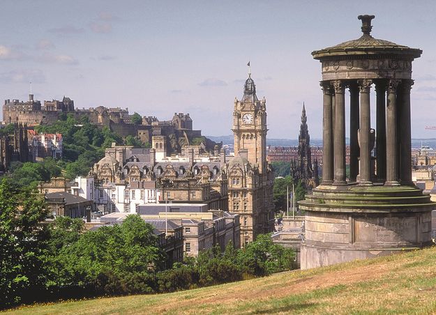 Edinburgh a Calton domb tetejéről – a Balmoral Hotel óratornyosépülete mögött a Victoria emlékmű, a háttérben pedig a vár