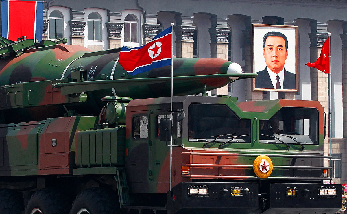 A rakétaszállító eszköz állítólag a kínai járművekre hasonlít. Ekkora fegyvere még nem volt Észak-Koreának