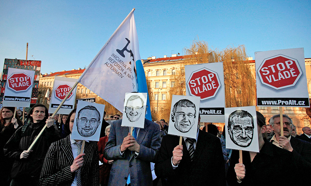 A cseh kormány politikája és tagjai ellen tiltakoznak Prágában, egy márciusi tüntetésen