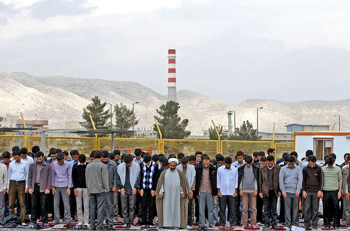 A nukleáris programot támogató iráni diákok közös imája az iszfaháni dúsító előtt