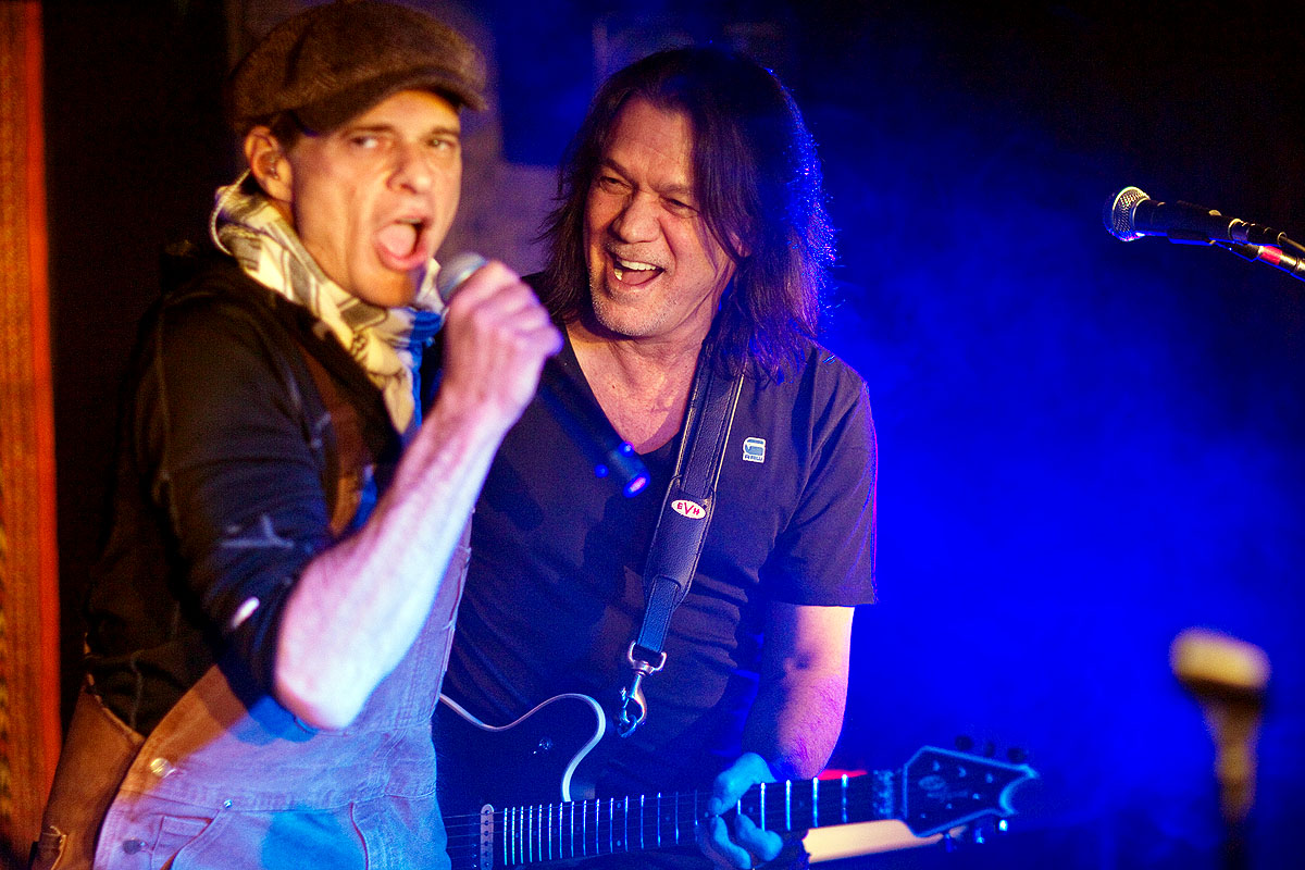 David Lee Roth (balról) és Eddie Van Halen. Mint a régi cimborák