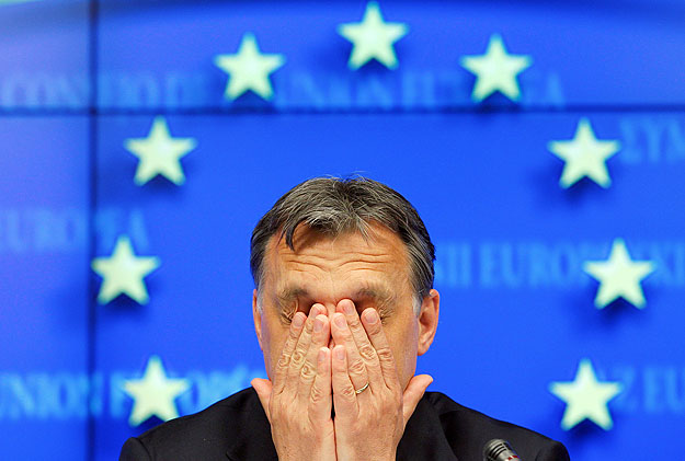 Orbán Viktor egy tavaly áprilisi brüsszeli sajtótájékoztatón. Szövetségesek kellenének