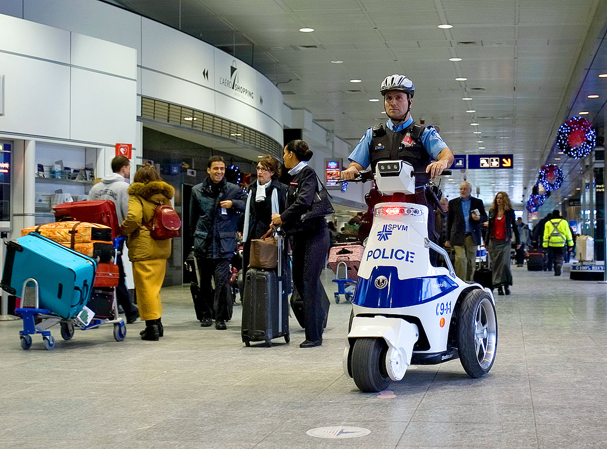 Rendőri jelenlét a montreali nemzetközi repülőtéren