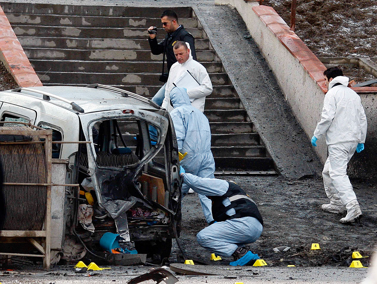 A bomba a rendőrök járműve mellett robbant fel, legalább tízen megsérültek