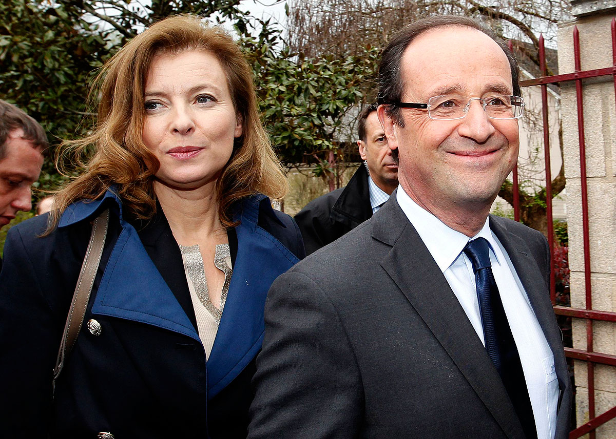 Francois Hollande Laguenne-be ment voksolni. Minden ok megvan a mosolyra