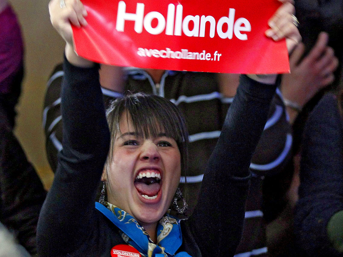 Francois Hollande-nak, a francia ellenzéki Szocialista Párt, a PS jelöltjének egyik támogatója ujjong az első eredmények hallatán
