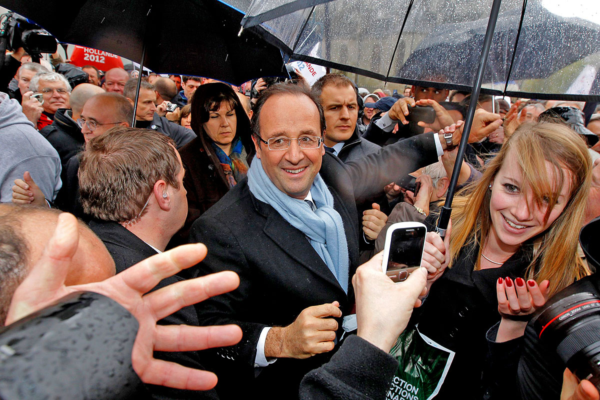 Francois Hollande szocialista jelöltet Quimperben köszöntik választói egy nappal az első forduló után