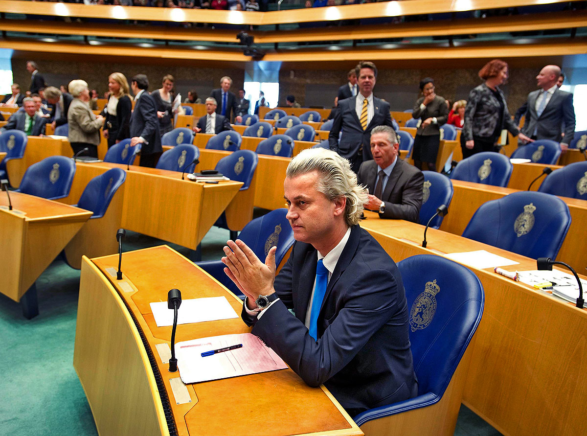 Geert Wilders kedden a hágai parlament üléstermében