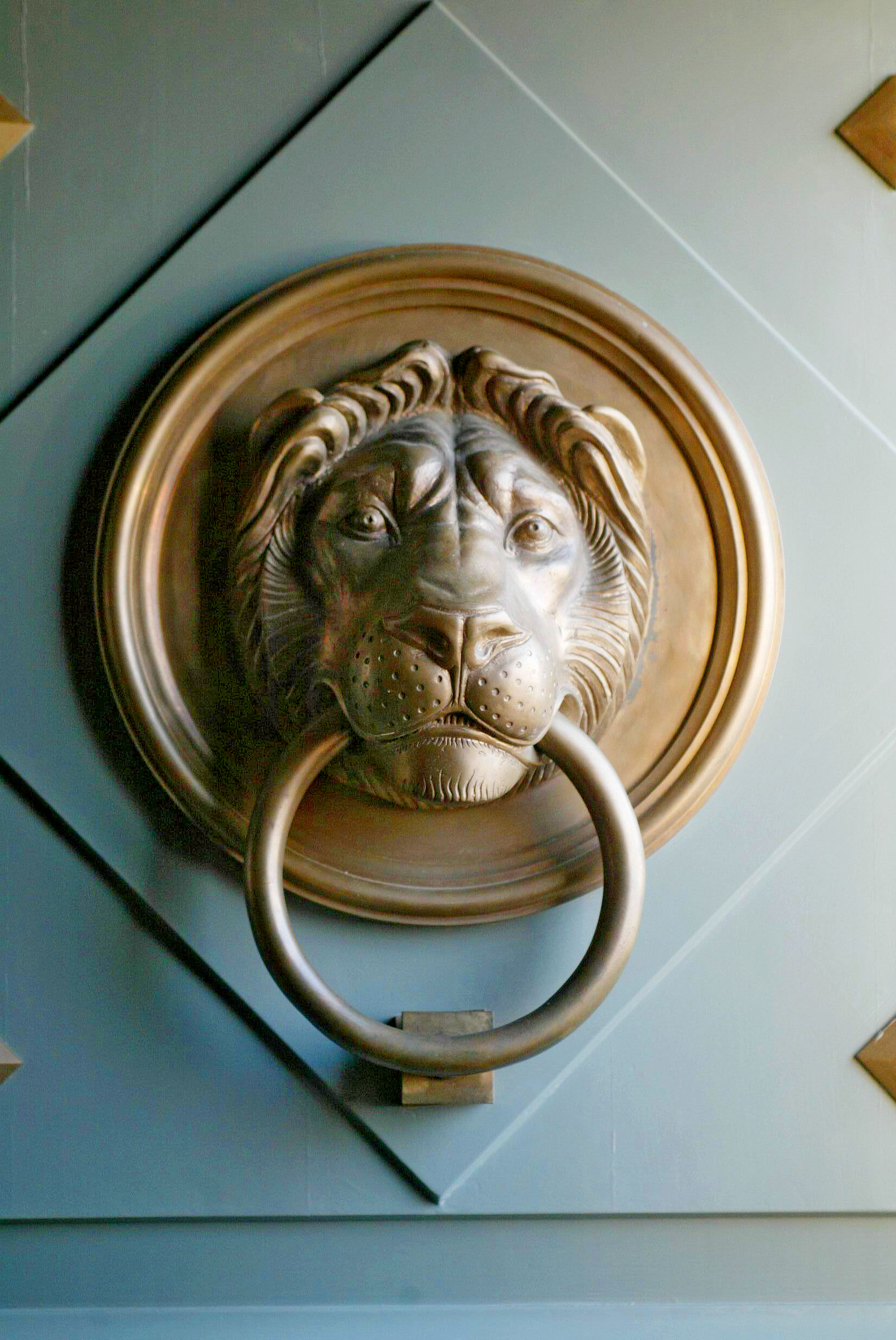 Hallgatag oroszlán a köztársasági elnöki palota ajtaján