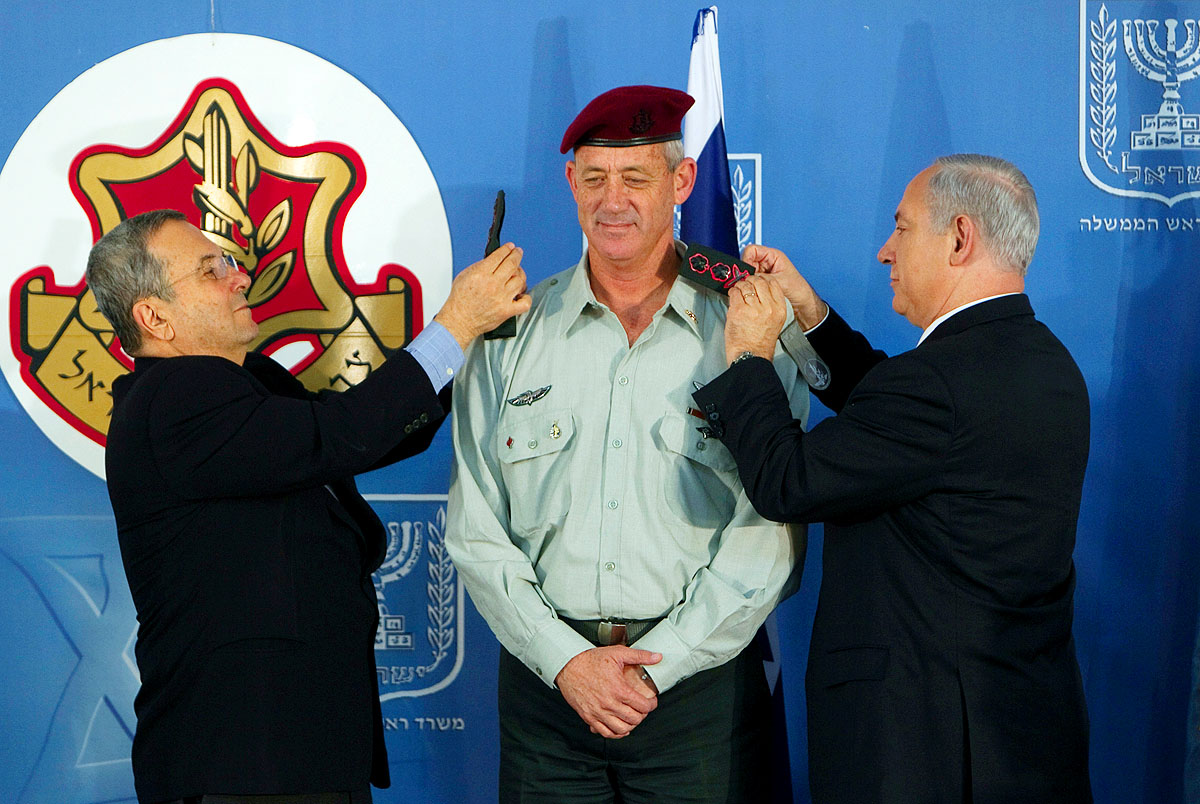 Benny Gantz Ehud Barak védelmi miniszter,és Benjamin Netanjahu miniszterelnök között vezérkari főnöki kinevezésekor. Óvatosabb a politikusoknál