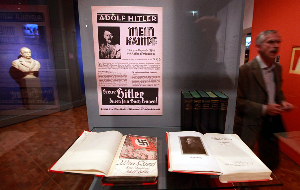 A Mein Kampf példányai egy Hitler-kiállításon. Szolid tudományos munka készül.