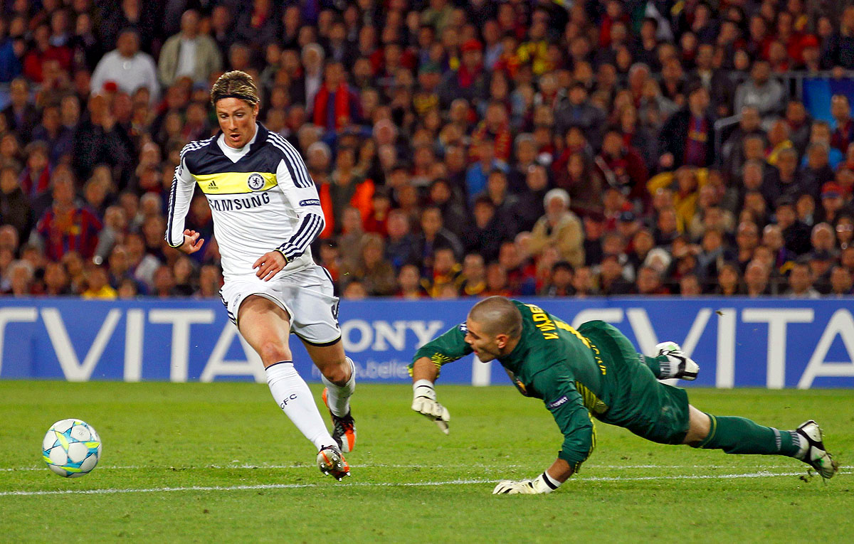 És akkor jött Fernando Torres... Victor Valdes hiába repült, a spanyol megszerezte az angolok egyenlítő gólját