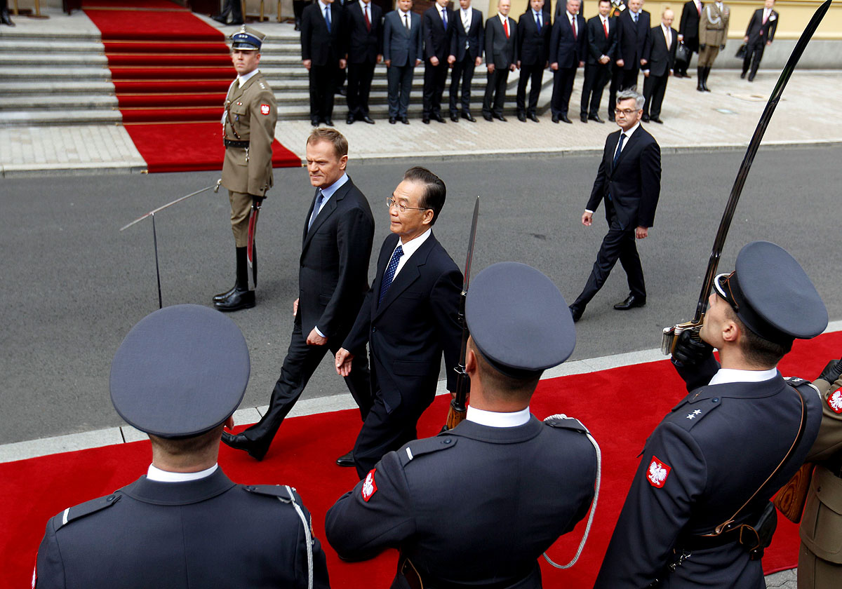 Donald Tusk és Wen Jiabao csütörtökön a varsói díszsorfal előtt. Még bőven van hova fejlődni