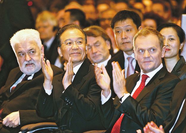 Wen Jiabao kínai miniszterelnök és Donald Tusk (jobbról) lengyel kormányfő a varsói fórumon