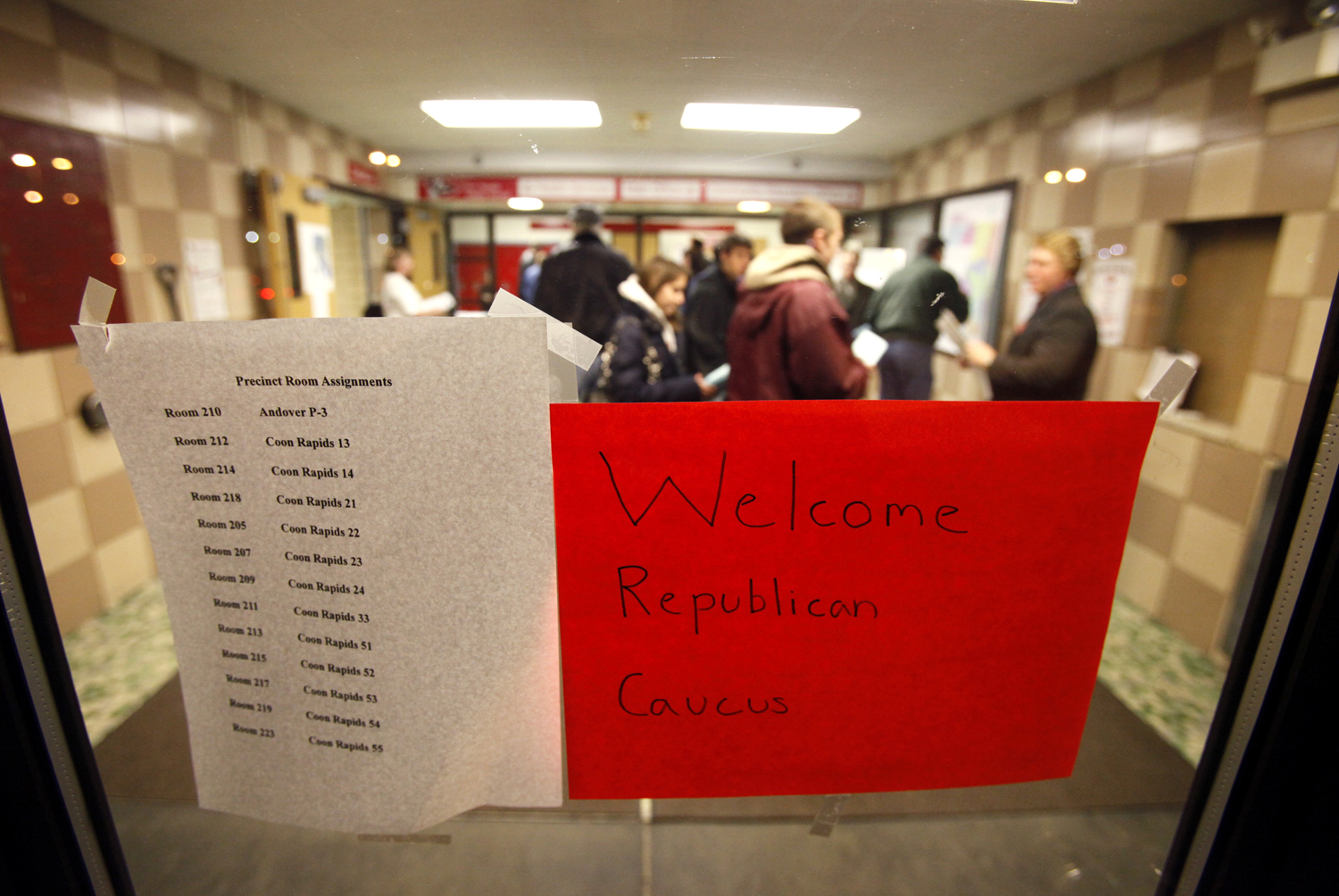 A republikánus kaukusz szavazóit köszönti a felirat egy iskolában - a szabályokat a jelöltek profi stábjai is nehezen látják át