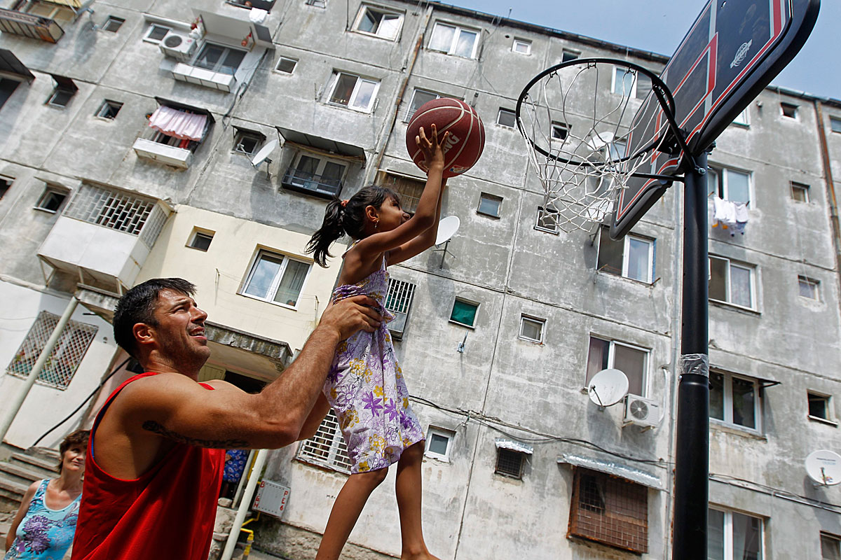 Jótékonysági sportesemény Bukarest egyik roma negyedében. „Sértő, ezért használata kerülendő”