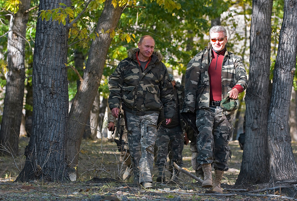 Vlagyimir Putyin és Szergej Szobjanyin (jobbra) hópárduc után kutat egy nemzeti parkban. Törvény és társadalmi egyetértés